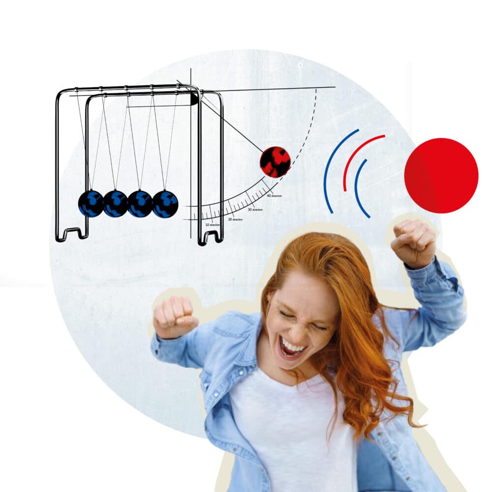 Eine Frau, die sich freut und im Hintergrund Kugeln, die sich gegenseitig anstoßen