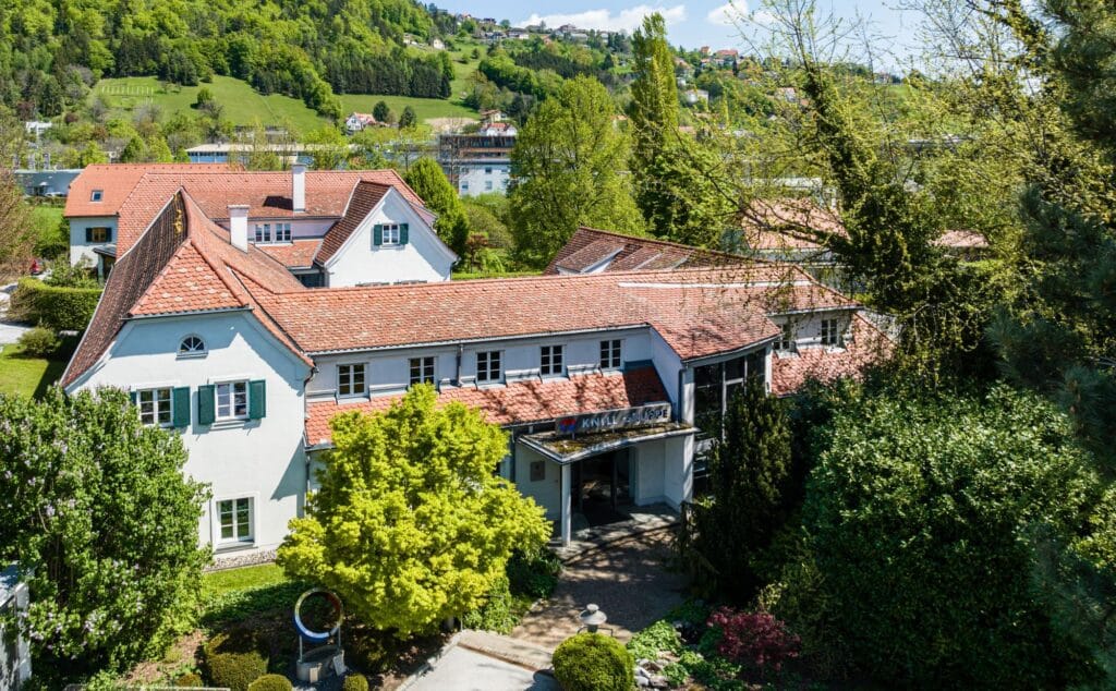 Vorderansicht des Knill Gruppe Holdinggebäudes im Grünen