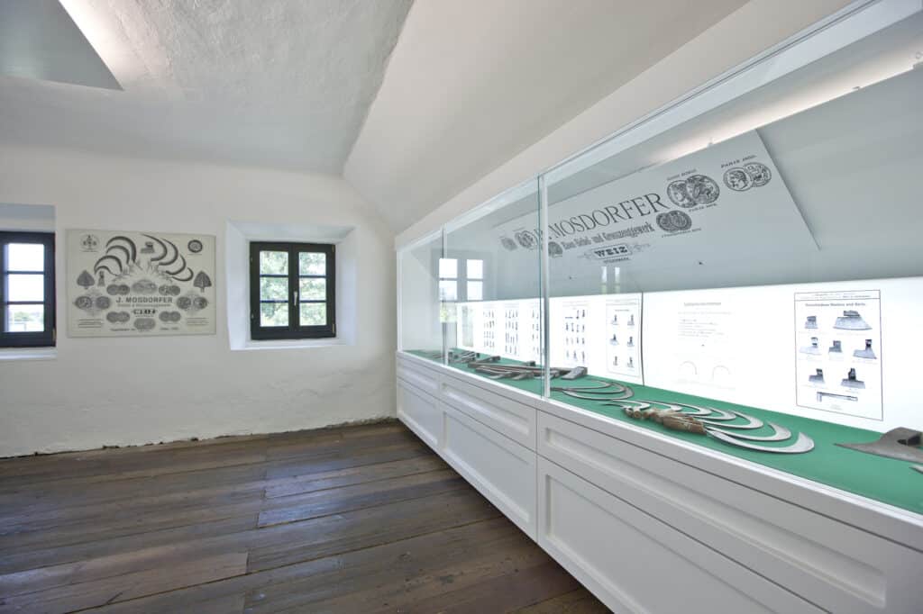 Vitrine mit alten Sicheln, die Mosdorfer früher produziert hat