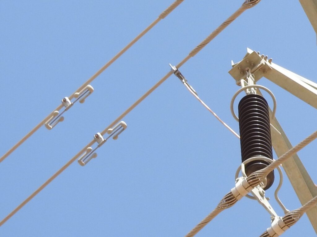 Stockbridgedämpfer auf Stromleitung montiert