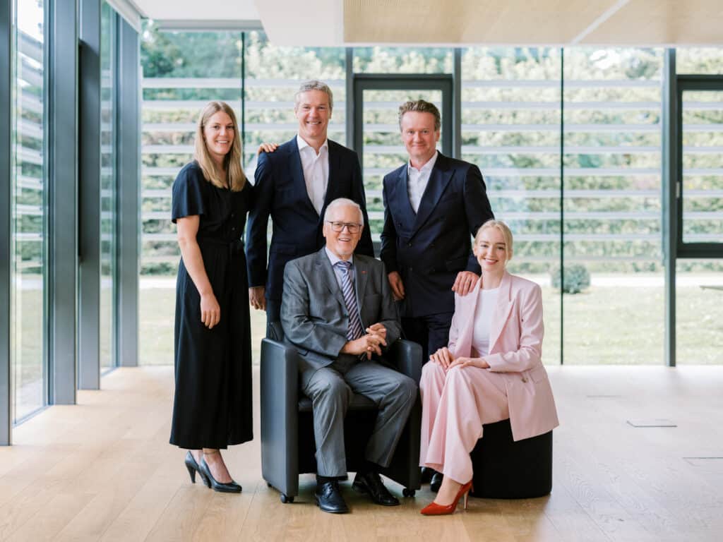 Die beiden Eigentümer, Georg und Christian Knill mit ihrem Vater und den beiden Töchtern